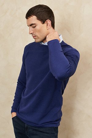 Трикотажный свитер цвета индиго со стандартным вырезом и круглым вырезом