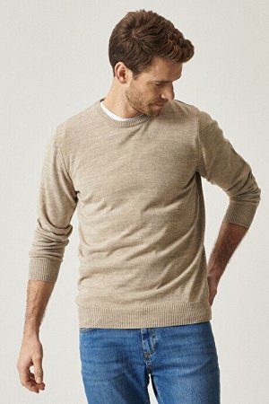 Норковый трикотажный свитер стандартного кроя с круглым вырезом и круглым вырезом