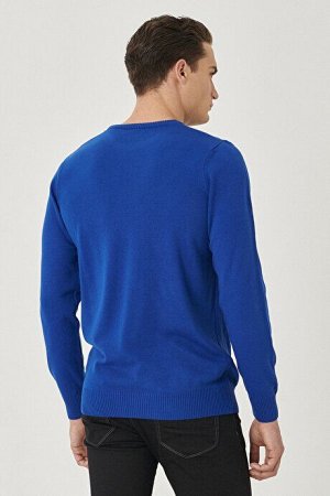 Синий трикотажный свитер стандартного кроя с круглым вырезом стандартного кроя