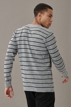 Серо-черный трикотажный свитер с защитой от катышков и круглым вырезом