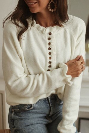 Молочный свитер с пуговицами и рюшами на воротнике