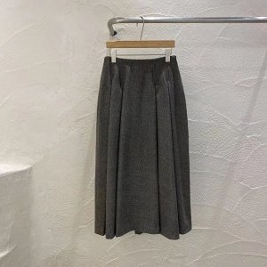 Женская юбка средней длины, цвет серый