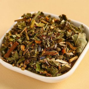 Травяной чай в стеклянной банке «Расцветай»: ежевика, репешок, фундук, ромашка, чабан-чай, шелковица, шиповник, мята, роза, 25 г.