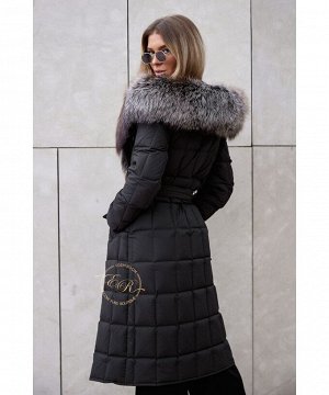 Чёрное зимнее пуховое пальто