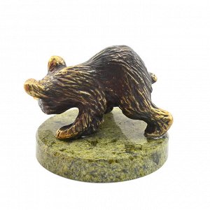 Медведь идущий боком из бронзы на подставке из змеевика 60*47*45мм.