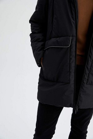 Пальто из искусственного меха с капюшоном стандартного кроя