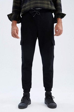 Спортивные штаны с гибкими штанинами и карманом-карго стандартной посадки