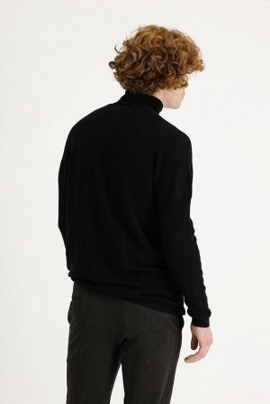 Черная водолазка облегающего вязаного свитера с узором