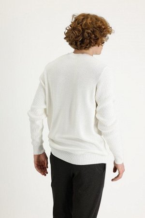 Приталенный трикотажный свитер с круглым вырезом цвета экрю