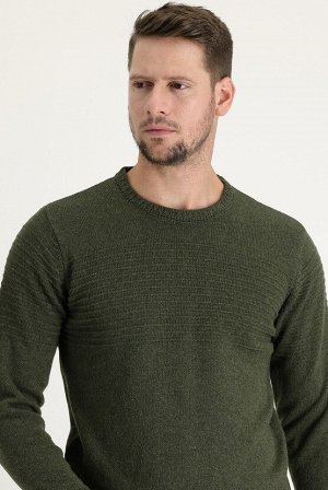 Приталенный шерстяной трикотажный свитер с круглым вырезом цвета хаки среднего размера