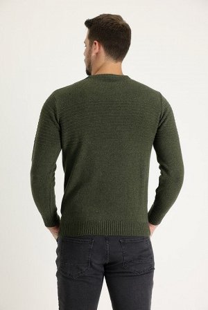 Приталенный шерстяной трикотажный свитер с круглым вырезом цвета хаки среднего размера