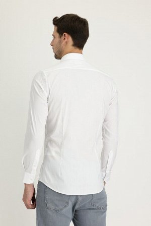 Белая рубашка очень узкого кроя с длинным рукавом
