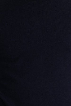 Темно-синий трикотажный свитер классического кроя с круглым вырезом