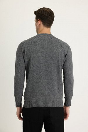 Приталенный бесшовный шерстяной вязаный свитер с воротником бато среднего размера