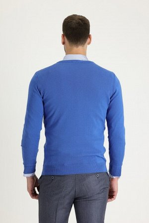 Темно-синий трикотажный свитер классического кроя с v-образным вырезом
