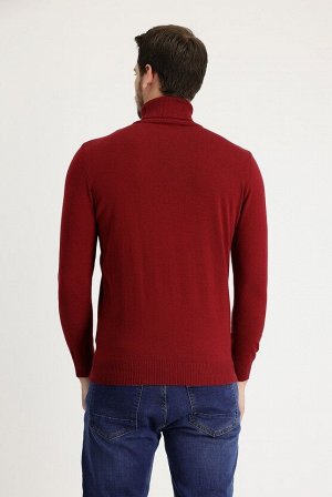 Темно-красный вязаный свитер классического кроя с высоким воротником
