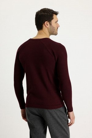 Темно-бордовый красный приталенный вязаный свитер с круглым вырезом и узором