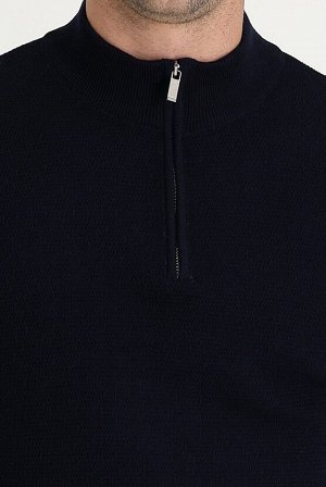 Темно-синий приталенный вязаный свитер с воротником бато и узором на молнии