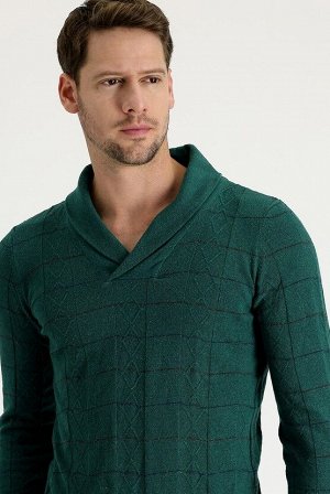 Темно-зеленый приталенный шерстяной вязаный свитер с отложным воротником и узором