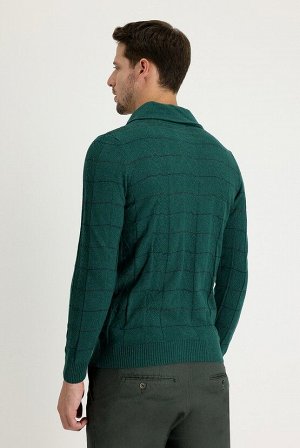 Темно-зеленый приталенный шерстяной вязаный свитер с отложным воротником и узором