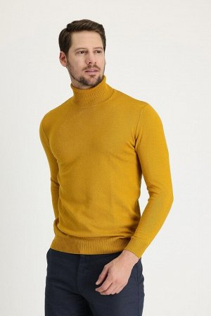 Горчичный вязаный свитер классического кроя с высоким воротником