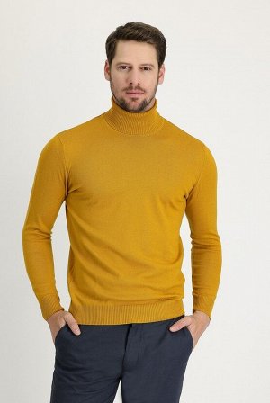Горчичный вязаный свитер классического кроя с высоким воротником