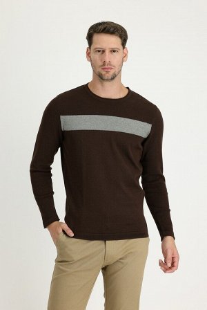Темно-коричневый приталенный вязаный свитер с круглым вырезом и узором