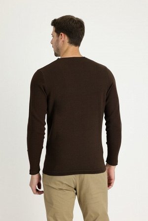 Темно-коричневый приталенный вязаный свитер с круглым вырезом и узором