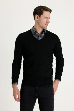Черный трикотажный свитер стандартного кроя с v-образным вырезом