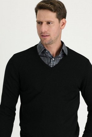 Черный трикотажный свитер стандартного кроя с v-образным вырезом