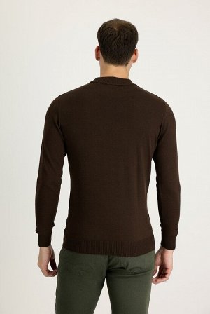 Темно-коричневый вязаный свитер классического кроя с воротником бато