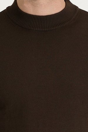 Темно-коричневый вязаный свитер классического кроя с воротником бато