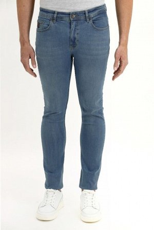 Голубые джинсовые брюки узкого кроя