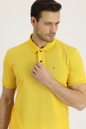 Темно-желтая футболка стандартного кроя с вышивкой и воротником поло