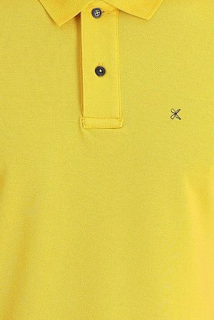 Темно-желтая футболка стандартного кроя с вышивкой и воротником поло