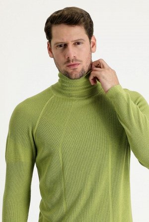 Фисташково-зеленая водолазка Приталенный трикотажный свитер с узором