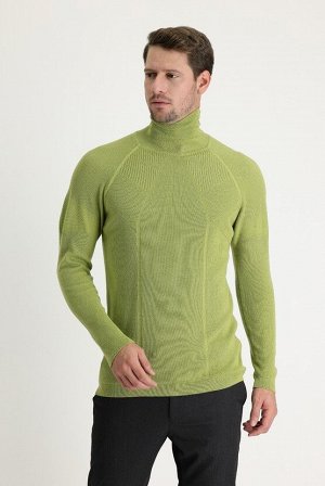 Фисташково-зеленая водолазка Приталенный трикотажный свитер с узором