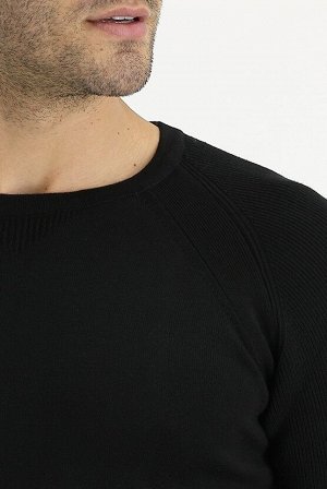 Черный приталенный вязаный свитер с круглым вырезом и узором