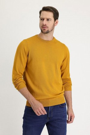 Темно-желтый трикотажный свитер стандартного кроя с круглым вырезом