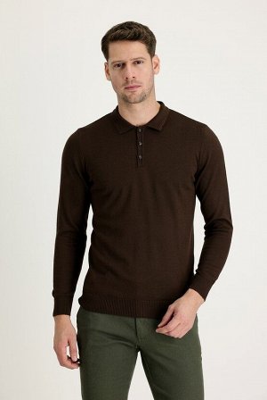 Темно-коричневый вязаный свитер классического кроя с воротником-поло