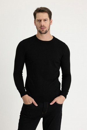 Черный трикотажный свитер классического кроя с круглым вырезом