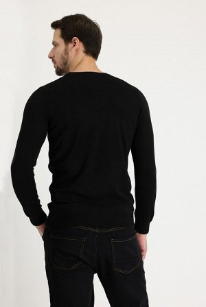 Черный трикотажный свитер классического кроя с круглым вырезом