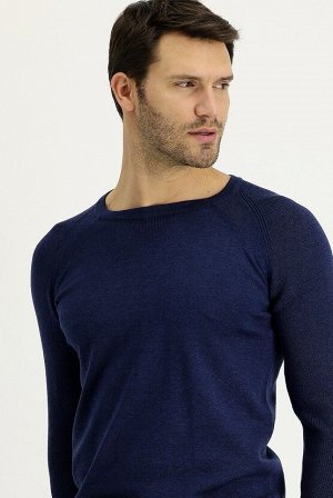 Средний темно-синий приталенный трикотажный свитер с круглым вырезом и узором