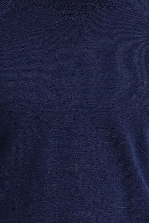 Средний темно-синий приталенный трикотажный свитер с круглым вырезом и узором