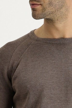 Светло-коричневый меланжевый приталенный вязаный свитер с круглым вырезом и узором