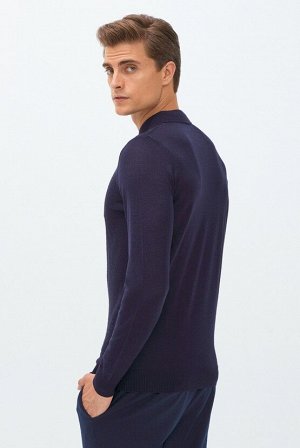 Темно-синий приталенный шерстяной трикотажный свитер с воротником поло