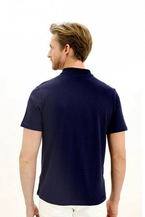 Среднего размера темно-синяя футболка с воротником поло и вышивкой стандартного кроя