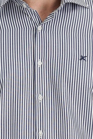 Средняя темно-синяя приталенная классическая рубашка в полоску с длинными рукавами