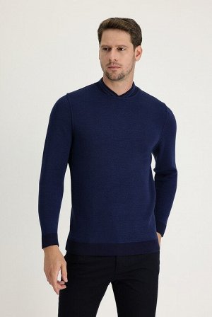 Темно-синий приталенный трикотажный свитер с круглым вырезом