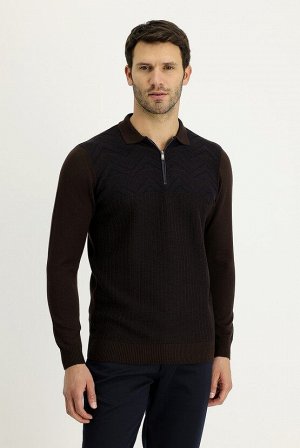 Темно-коричневый вязаный свитер стандартного кроя с воротником-поло и застежкой-молнией с узором